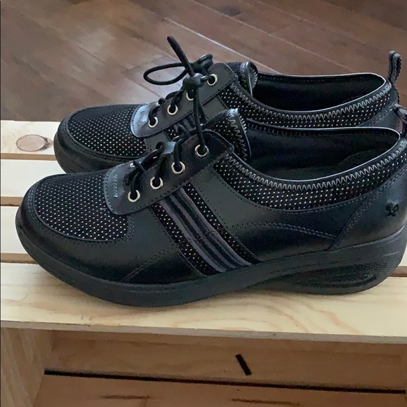 Shoes - Picture 2 of 6